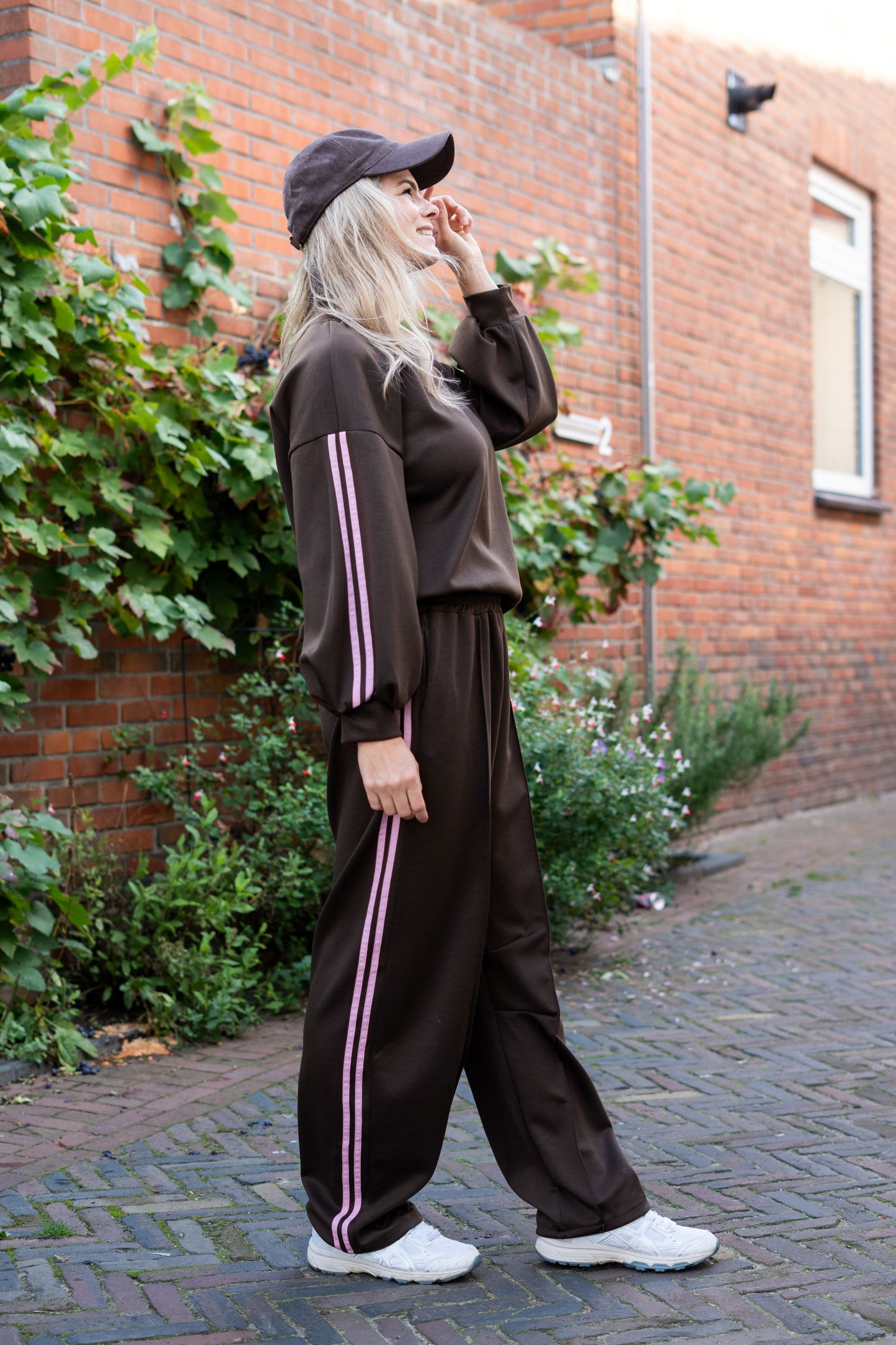 Jogpants Fenna bruin met lichtroze strepen