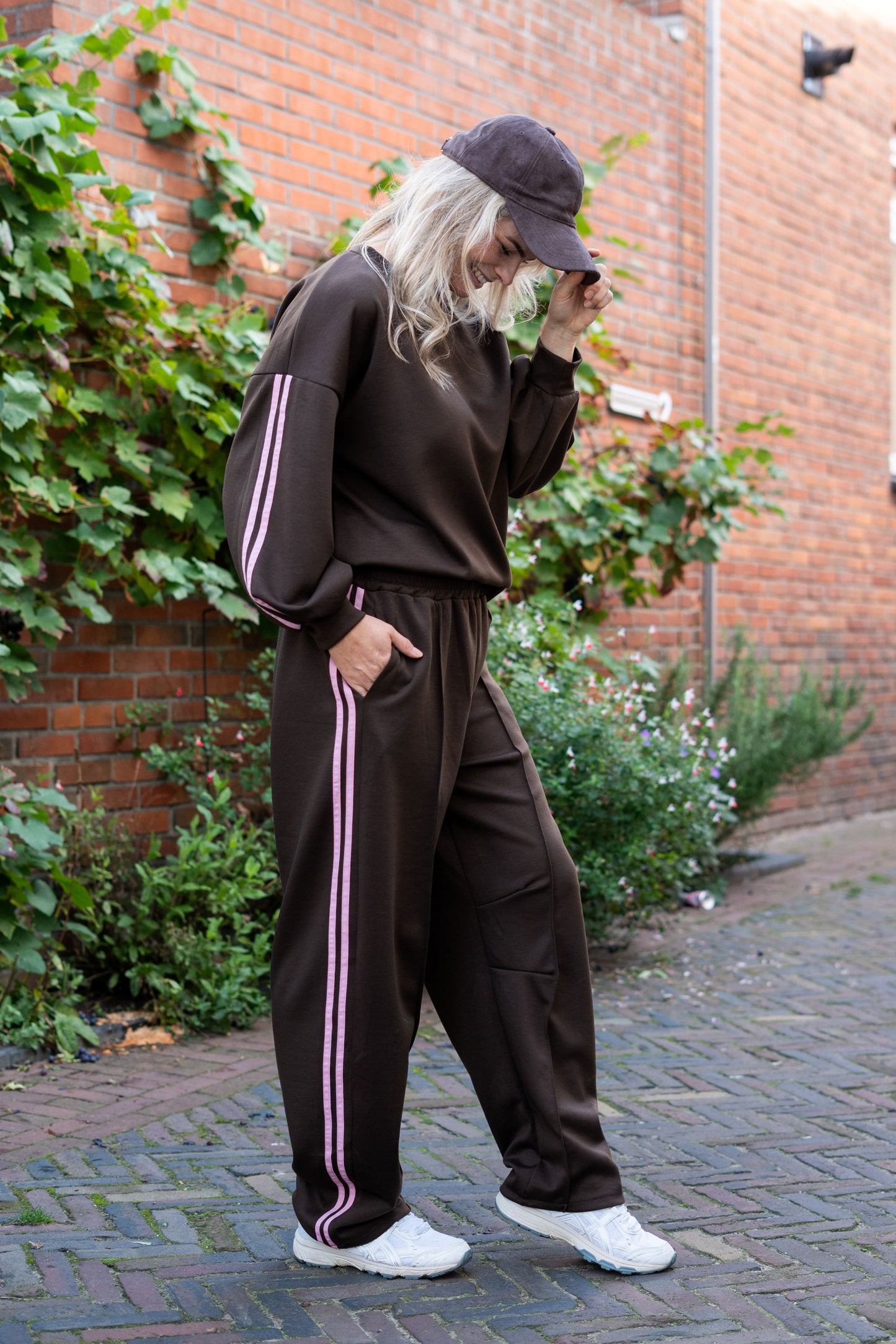 Jogpants Fenna bruin met lichtroze strepen