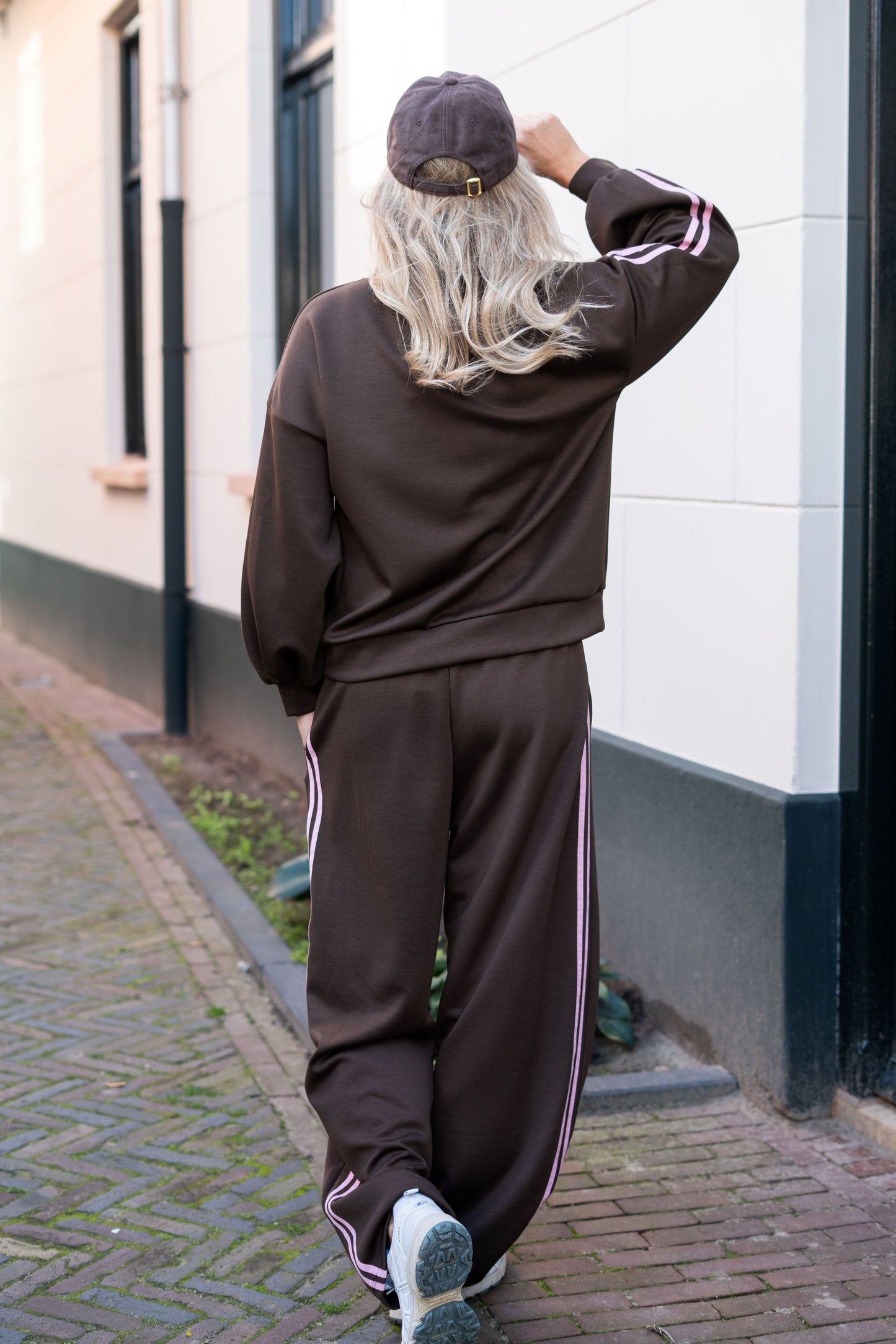 Jogpants Fenna bruin met lichtroze strepen