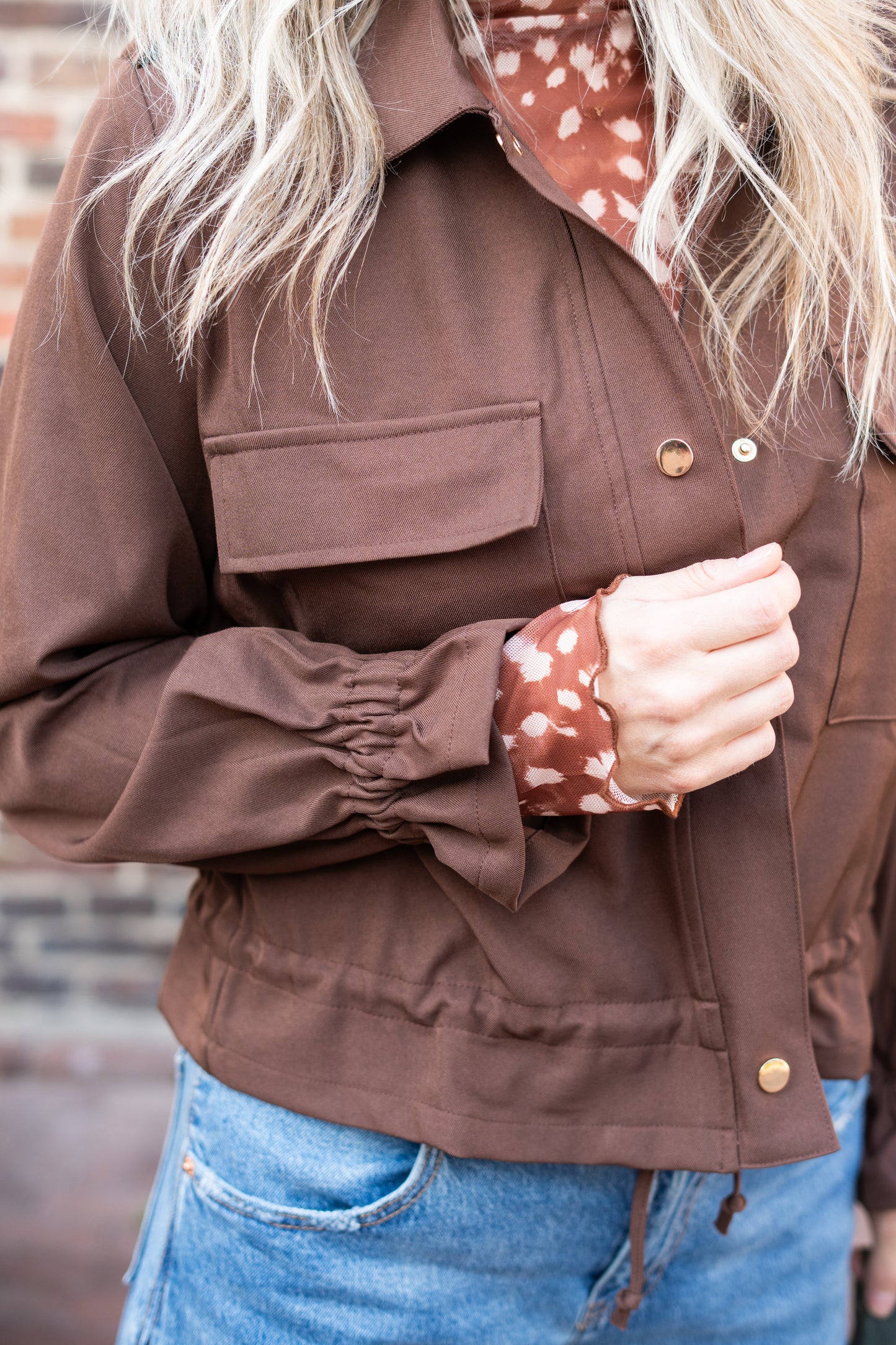Jasje Nina bruin met gouden knopen