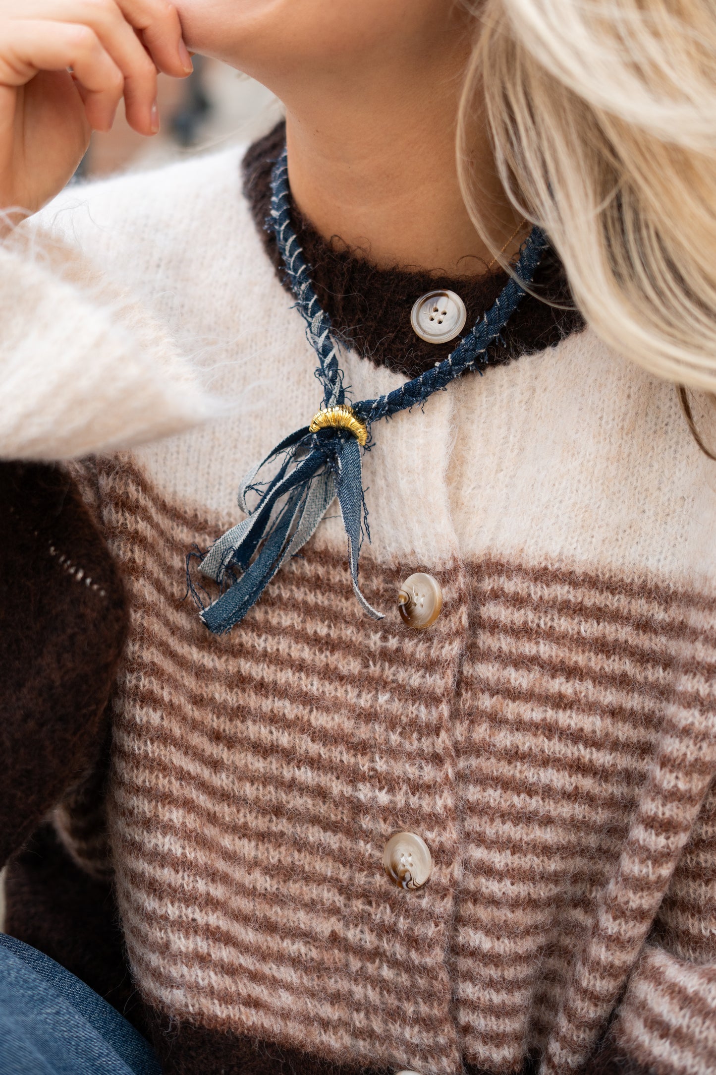 Vest Feline bruin met ruffle mouw