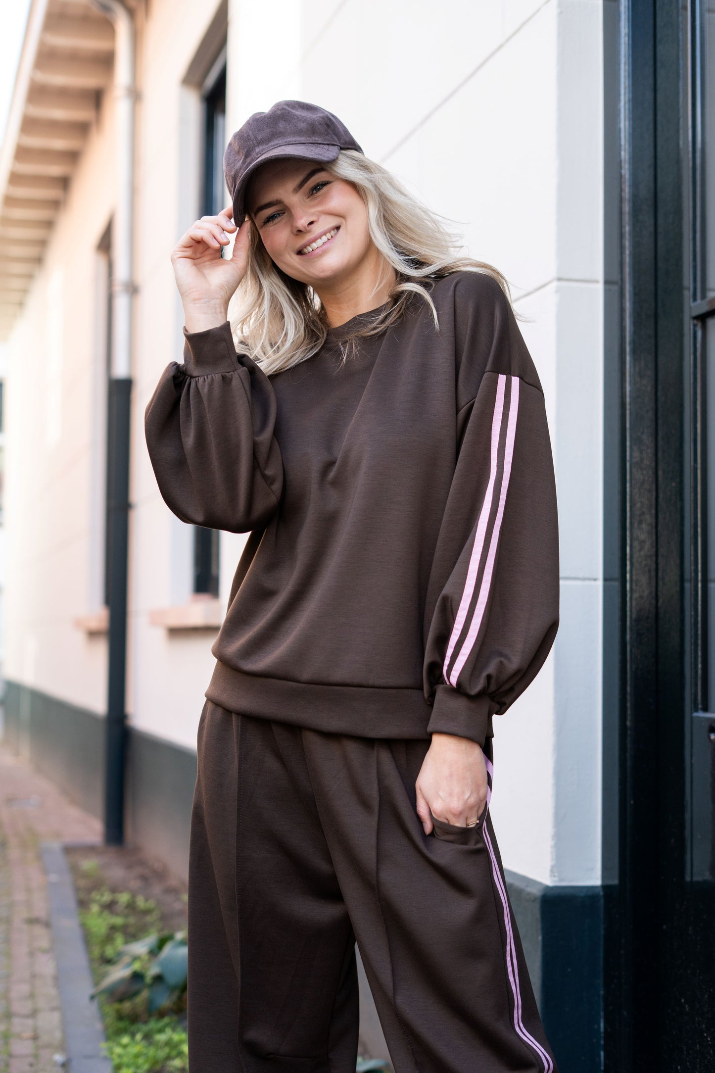 Sweater Fenna bruin met lichtroze strepen