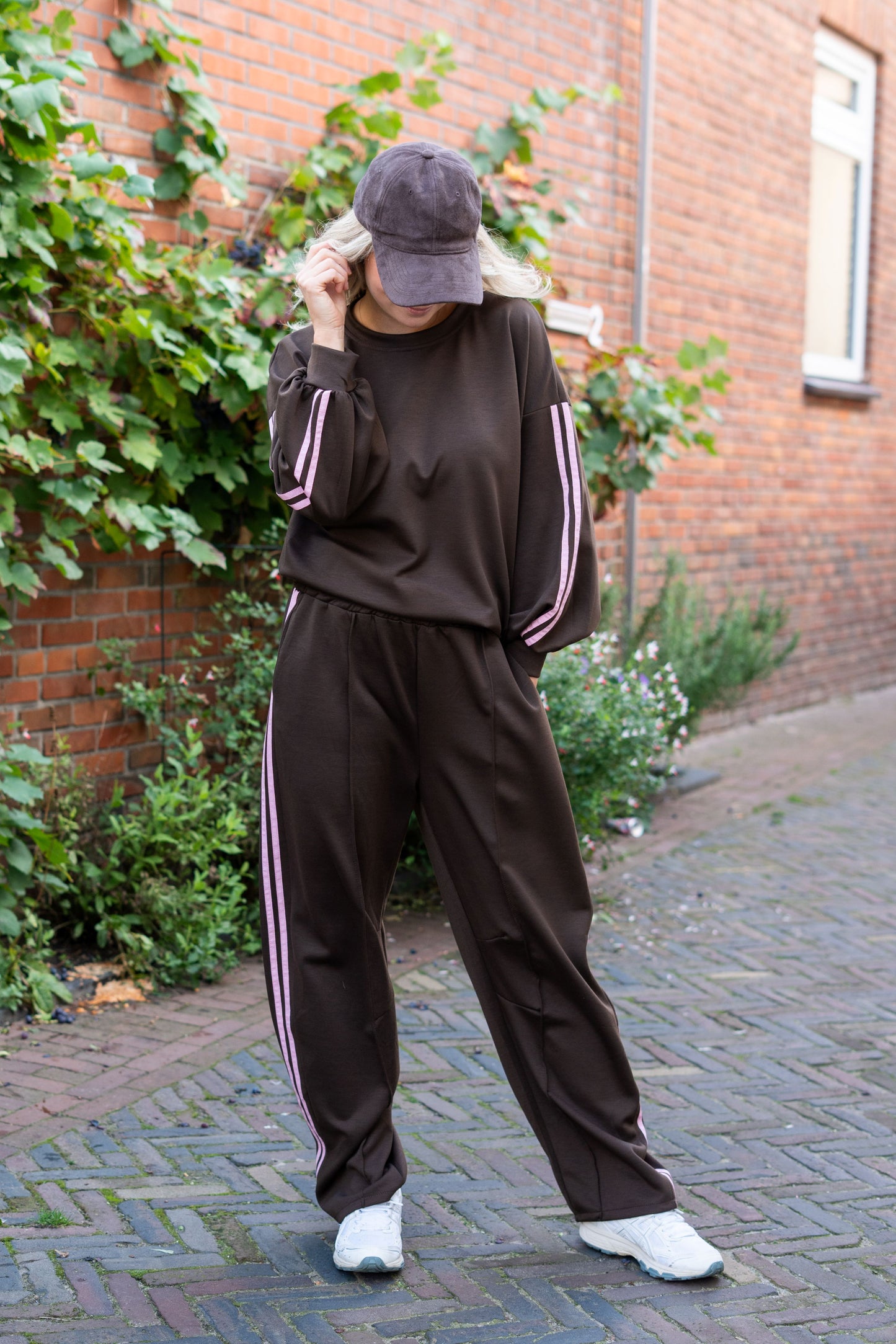 Sweater Fenna bruin met lichtroze strepen