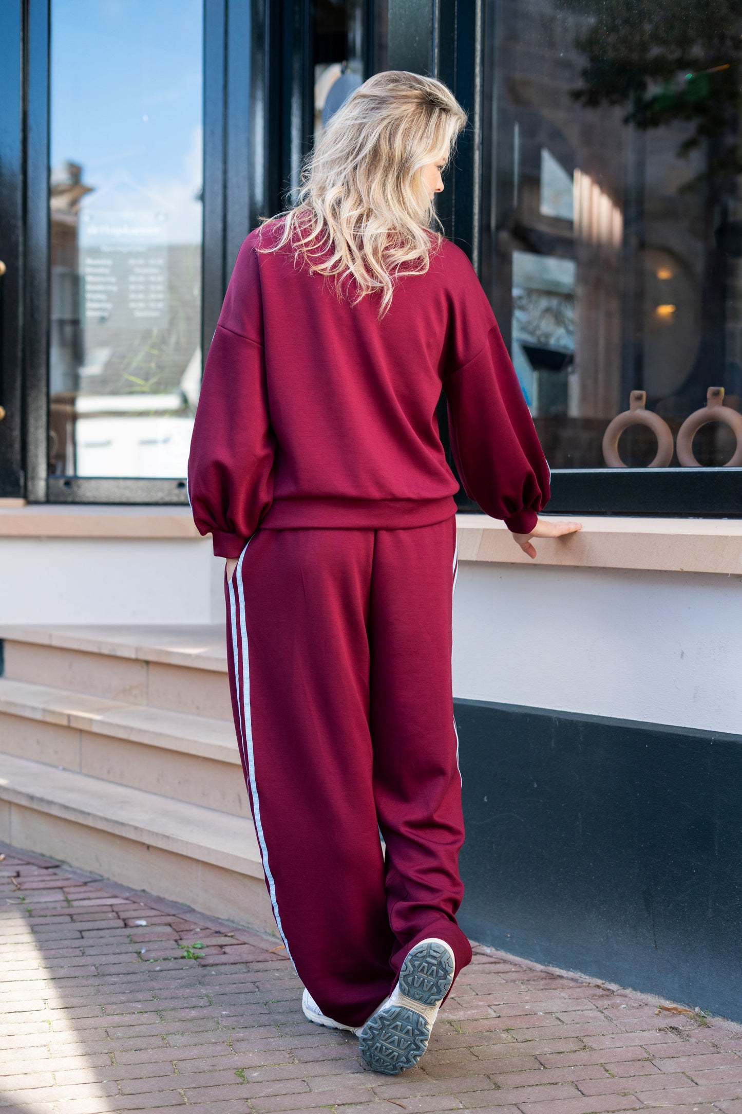 Jogpants Fenna bordeaux met lichtblauwe strepen