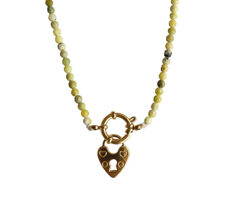 Licht Groene Kralen Ketting Met Gesloten Hart Bedel